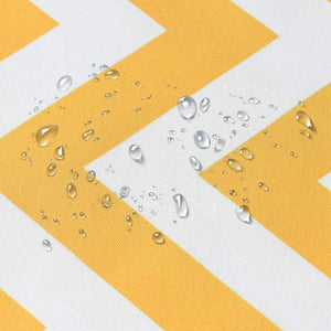 Gros plan du tissu imperméable à chevrons jaunes avec gouttes d'eau perlées