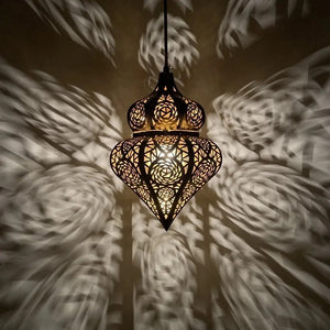 Lampe suspension marocaine allumée - ombres décoratives