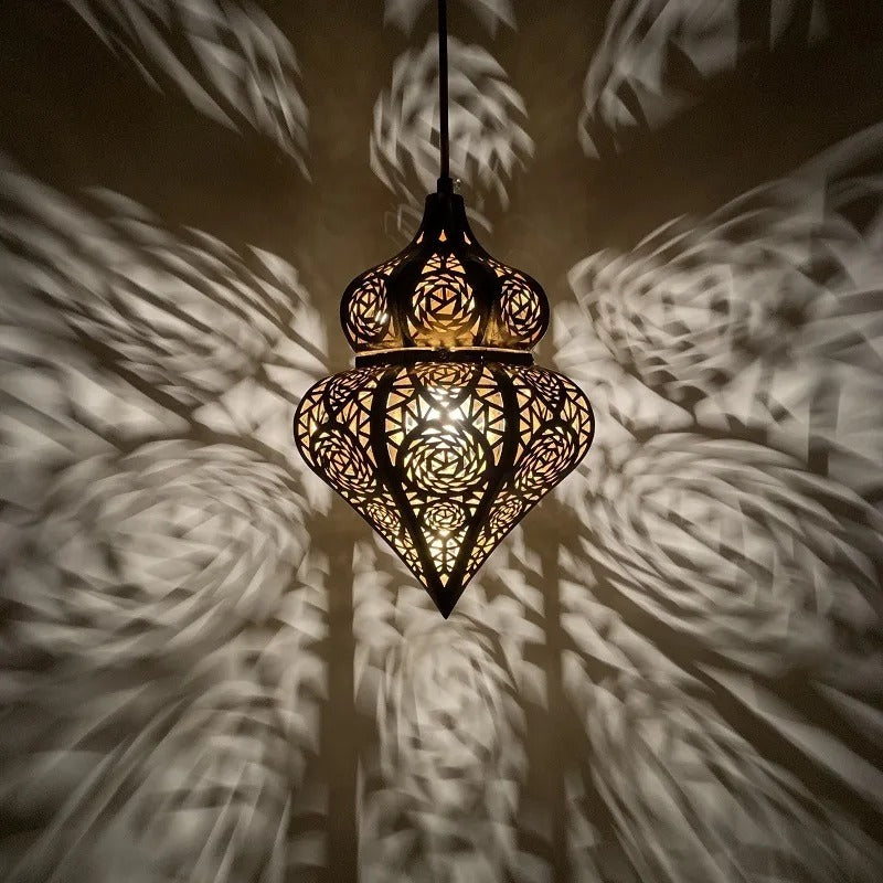 Lampe suspension marocaine allumée - ombres décoratives