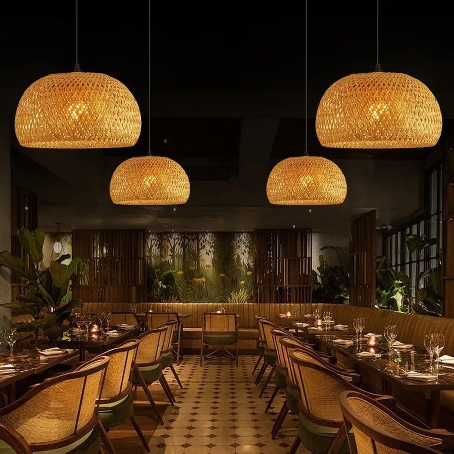 Suspension bambou tressé restaurant quatre lampes allumées lumière ambrée