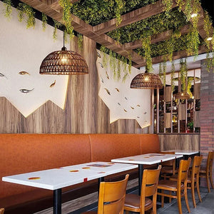 Suspension dôme en corde marron dans un restaurant au design naturel