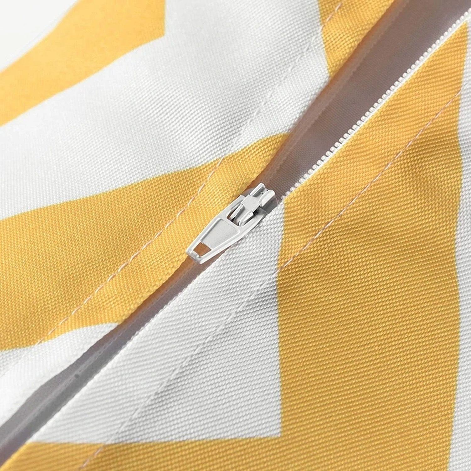 Détail de la fermeture zip de la housse de coussin à chevrons
