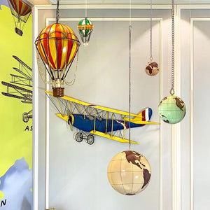 Collection de ballons à air chaud décoratifs en métal exposés dans une boutique
