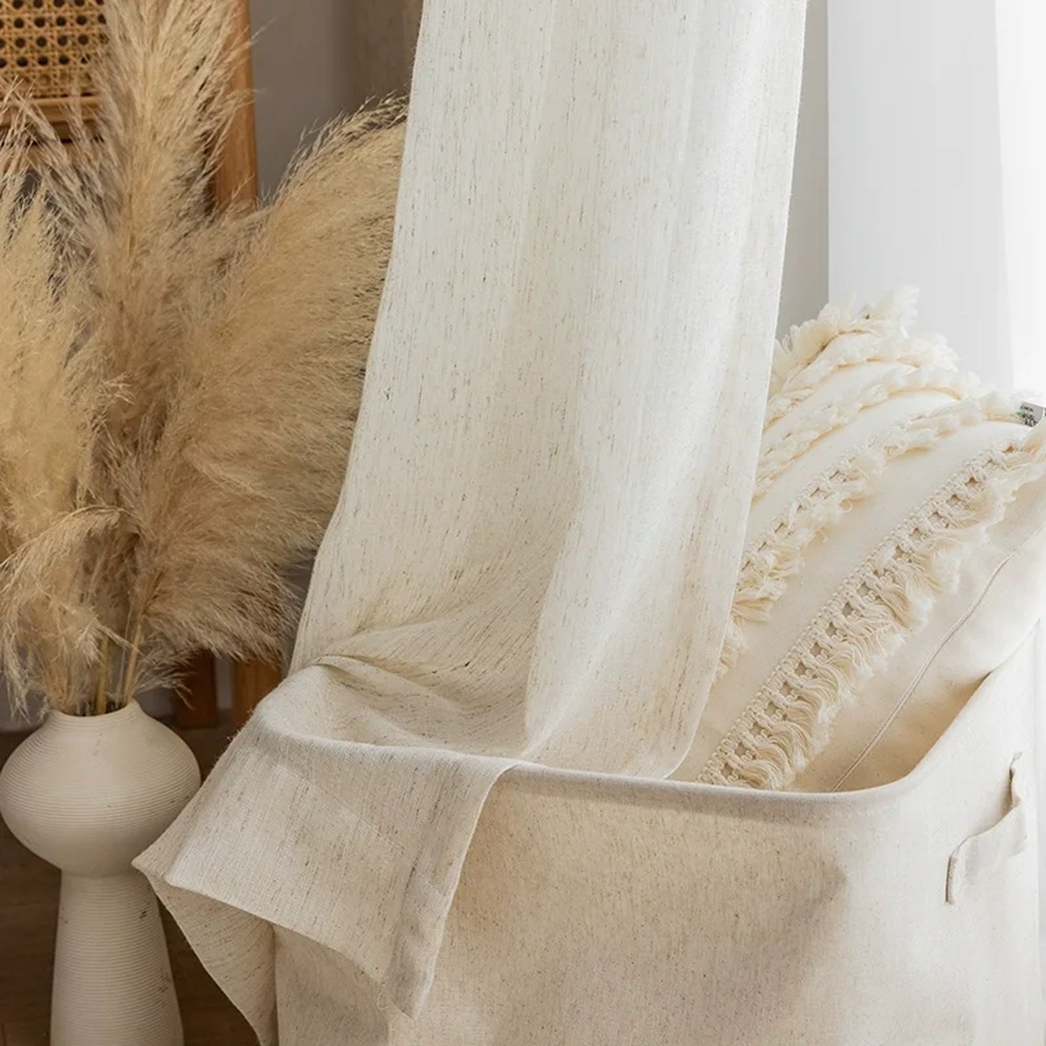 Gros plan sur la texture tissée du voilage blanc effet lin