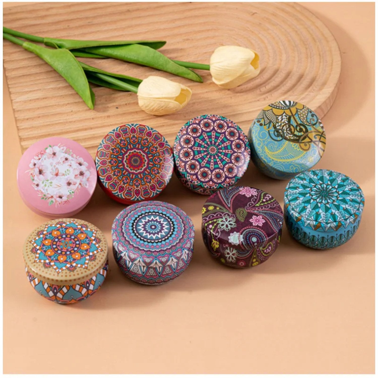 Huit boîtes mandala bougies soja vue du dessus avec fleur tulipe