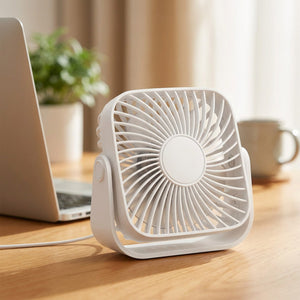 Ventilateur de bureau USB blanc posé sur un bureau