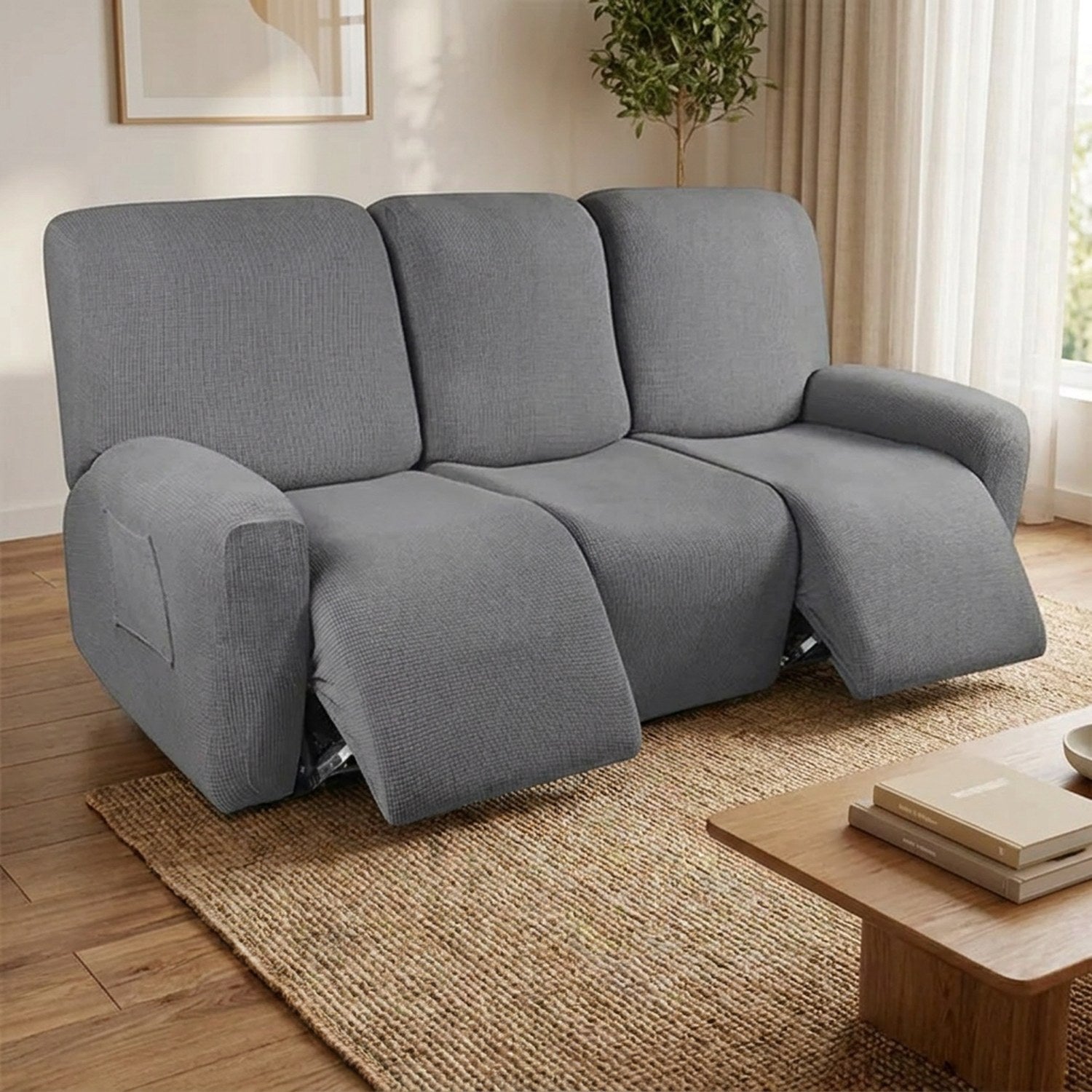 Housse de canapé relax grise en jacquard extensible installée sur un fauteuil inclinable dans un salon chaleureux