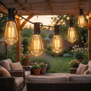 Guirlande lumineuse solaire à ampoules vintage allumée au-dessus d'une terrasse en soirée