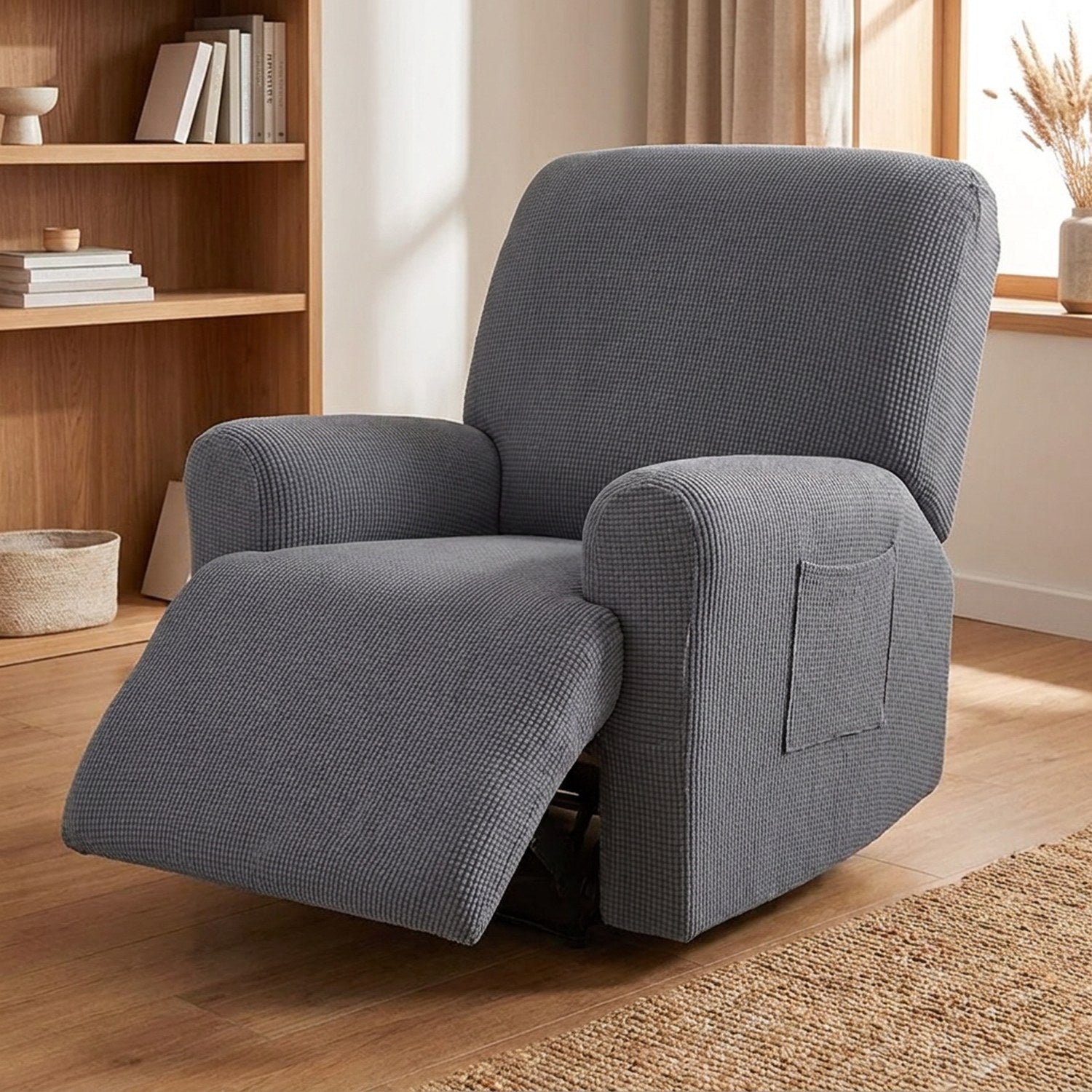 Housse de fauteuil relax grise en jacquard extensible sur un fauteuil inclinable
