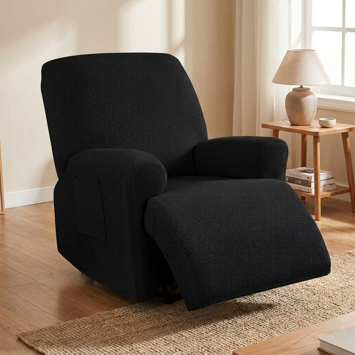 Housse de fauteuil relax noire en jacquard extensible sur un fauteuil inclinable