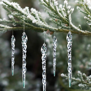 Détail d'un glaçon transparent en plastique imitant la glace naturelle