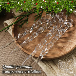Glaçons transparents posés sur un plateau en bois avec branches de sapin