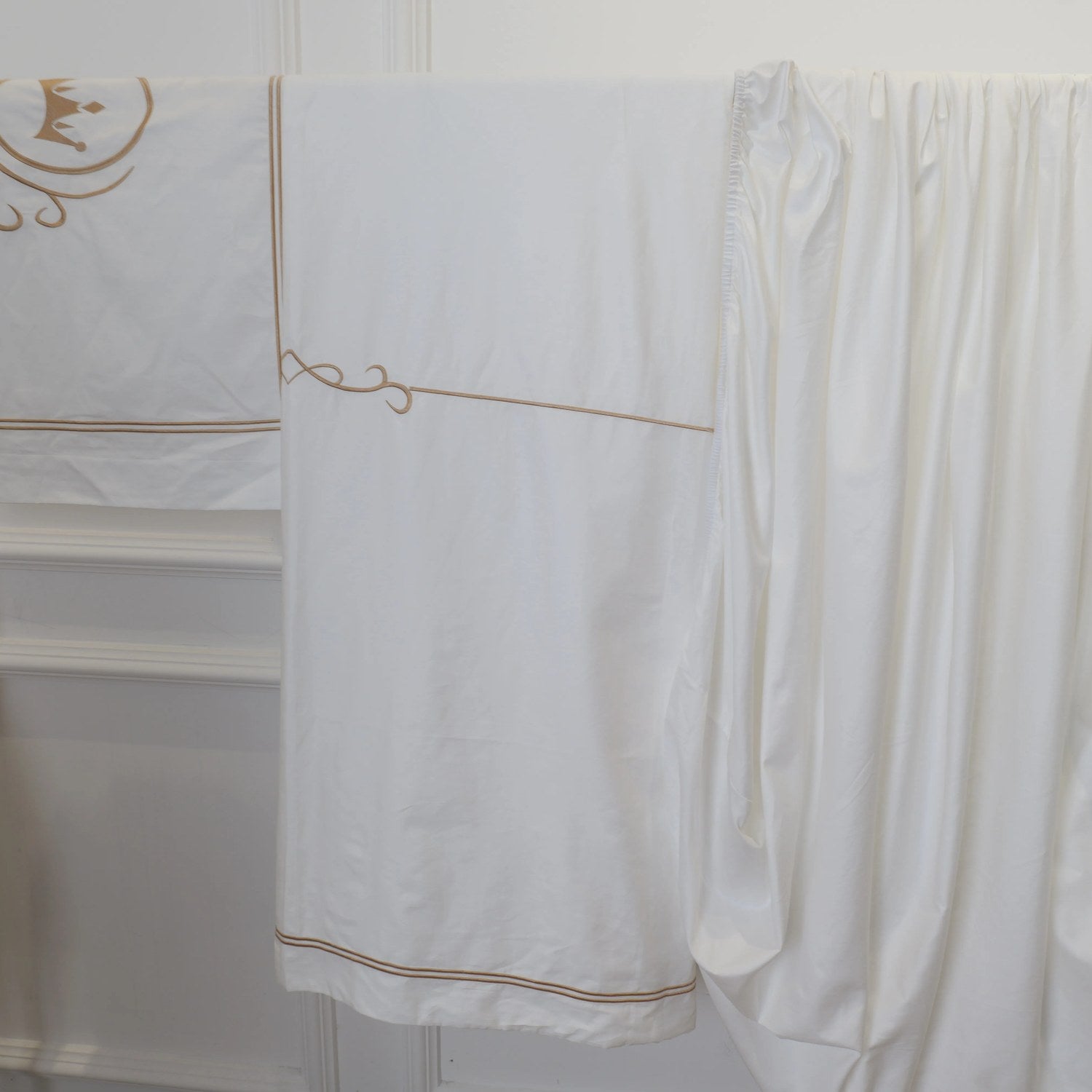 Détail des trois pièces de la parure de lit brodée fil doré