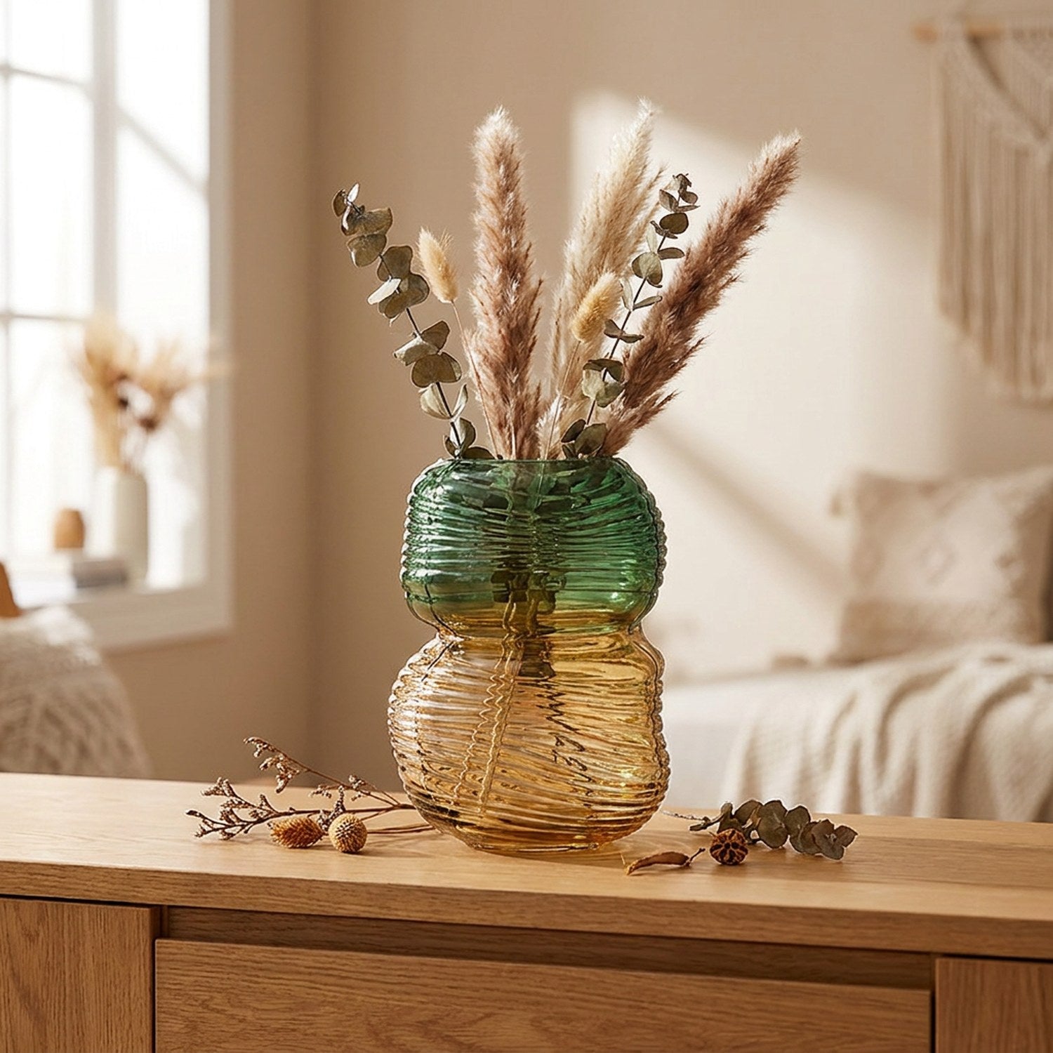 Vase sculptural en verre dégradé vert forme gourde avec branches séchées