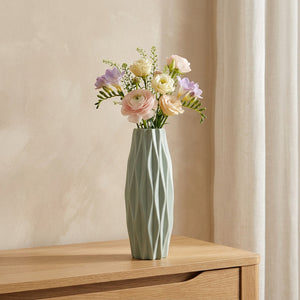 Vase à fleurs origami vert sauge au style scandinave avec un bouquet pastel
