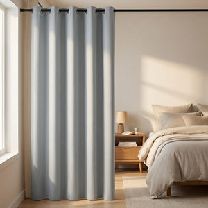 Rideau occultant gris à œillets dans une chambre à coucher moderne