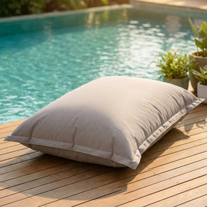 Pouf géant d'extérieur gris au bord d'une piscine