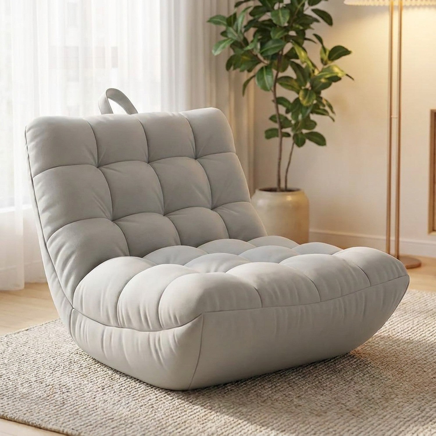 Pouf fauteuil paresseux gris clair dans un salon moderne près d une fenêtre