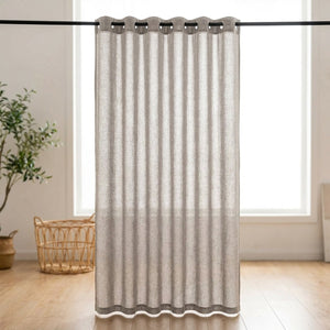 Rideau en lin naturel gris à œillets dans un intérieur chaleureux