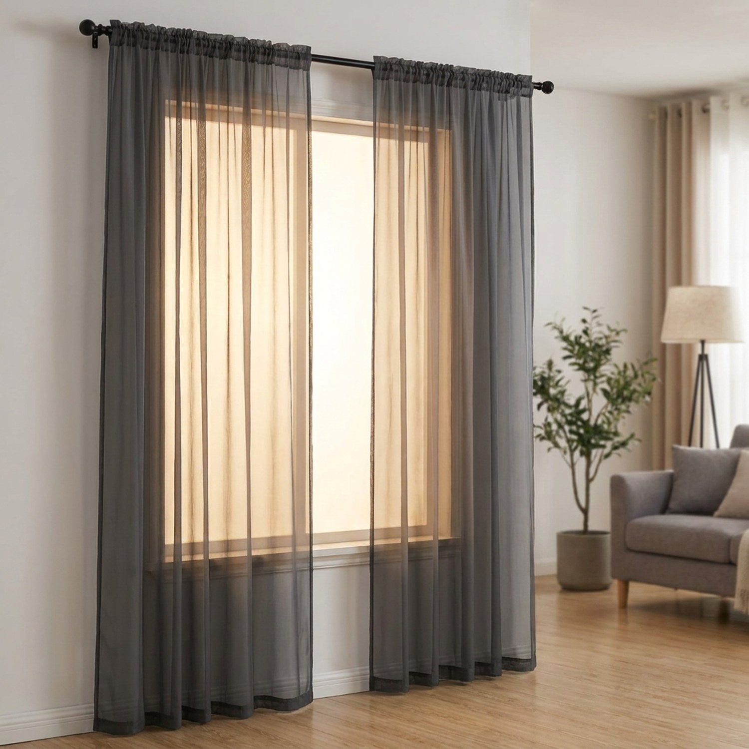 Voilage transparent gris anthracite en voile tamisant suspendu à une fenêtre