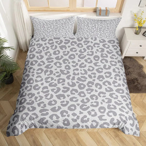 Parure de lit léopard gris housse de couette et taies sur un lit dans une chambre douce