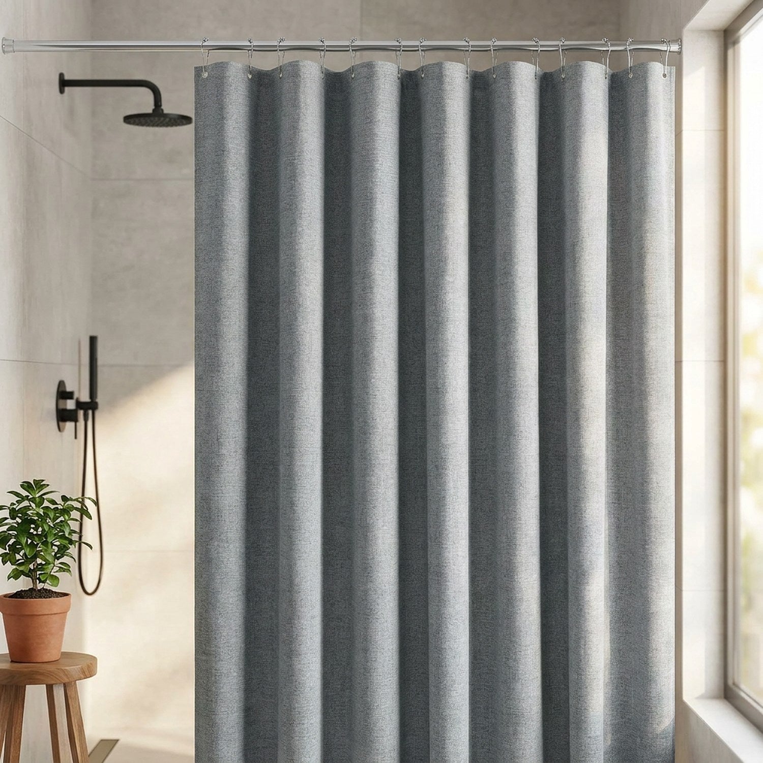 Rideau de douche aspect lin gris suspendu dans une salle de bain moderne