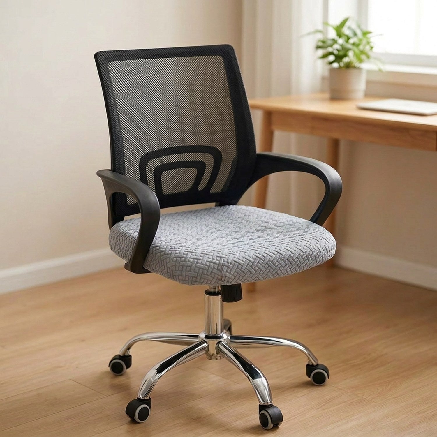 Housse de chaise de bureau gris clair sur l'assise d'une chaise à roulettes