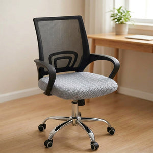 Housse de chaise de bureau gris clair sur l'assise d'une chaise à roulettes