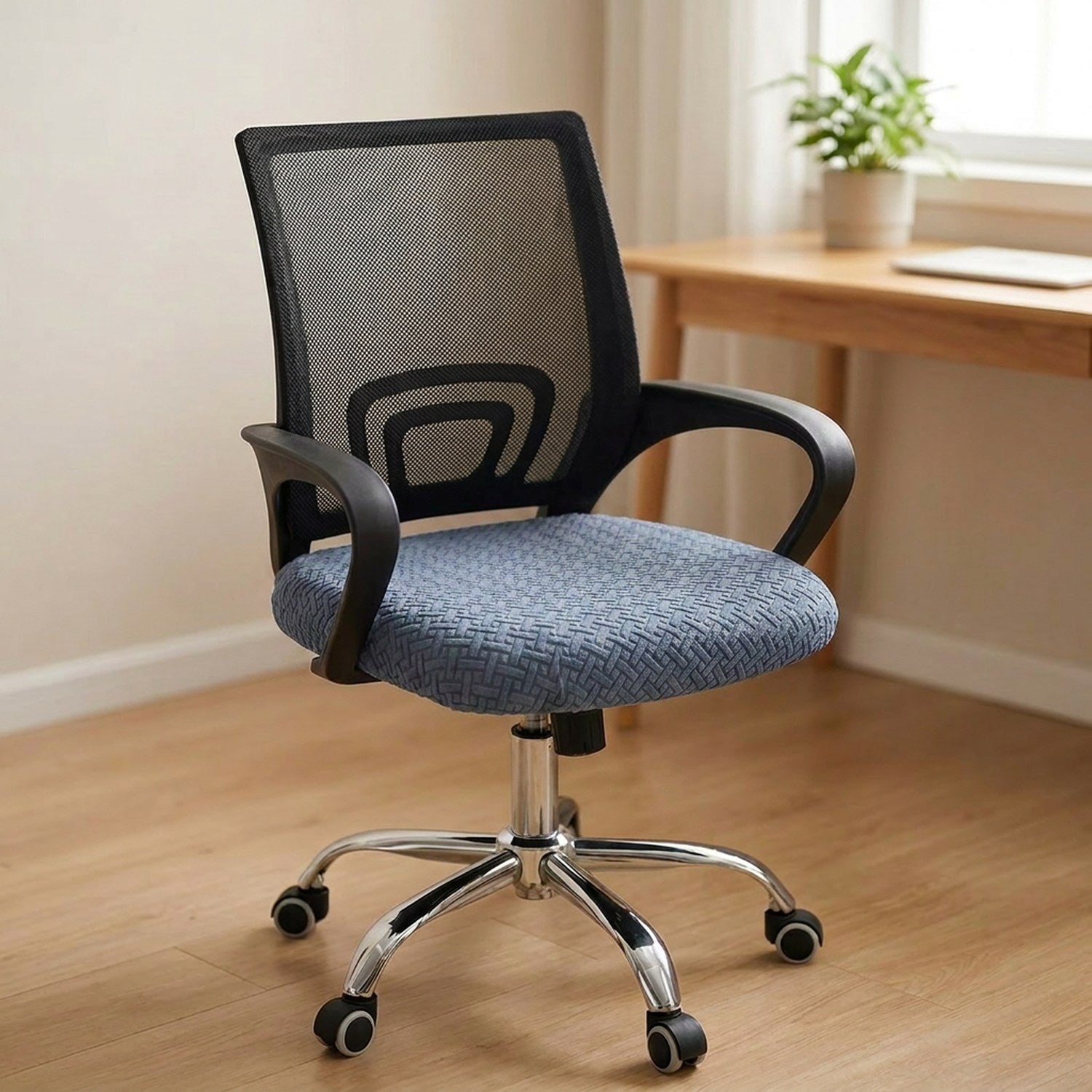 Housse de chaise de bureau gris foncé sur l'assise d'une chaise à roulettes