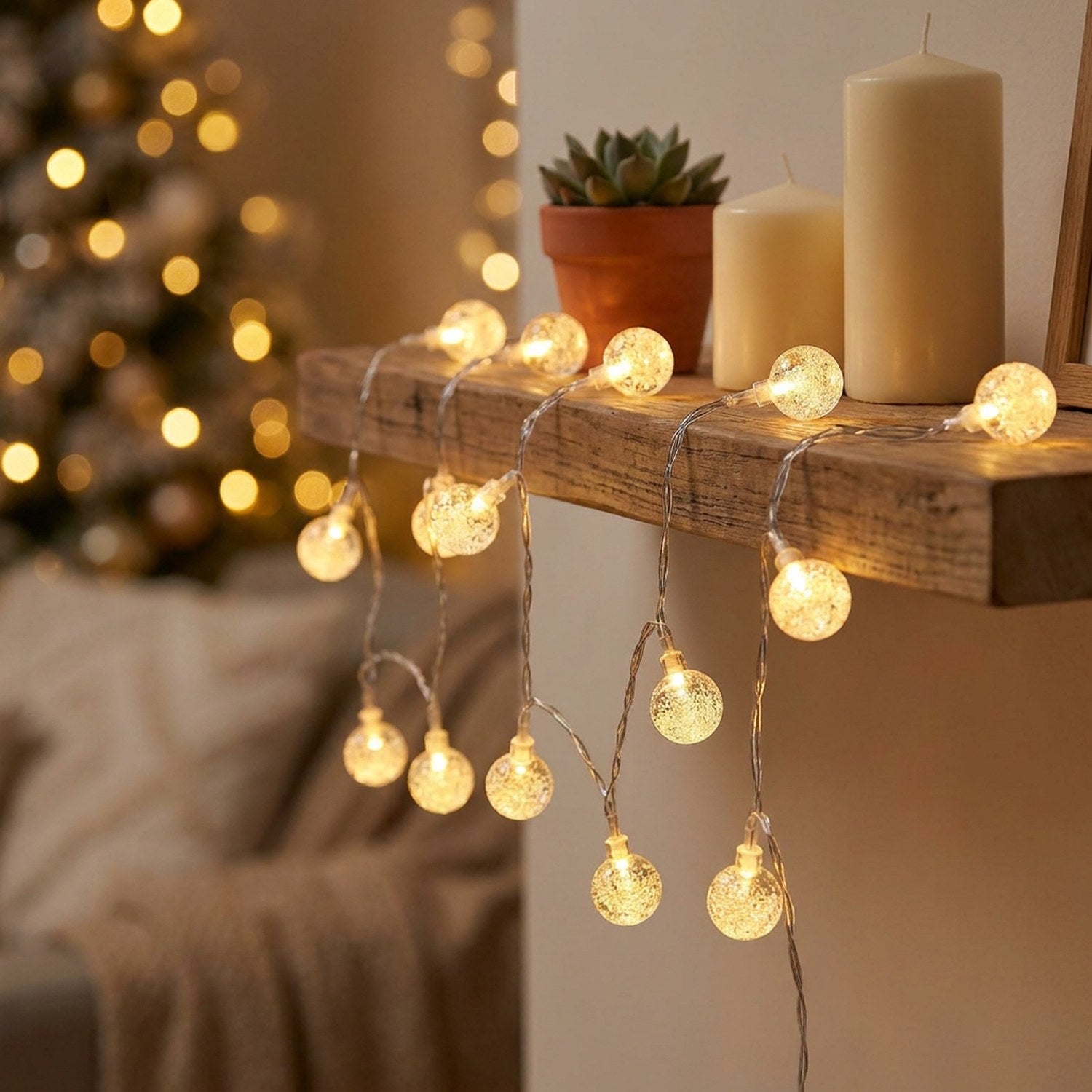 Guirlande lumineuse boule à bulles LED sur une étagère en bois avec bougies et plante verte