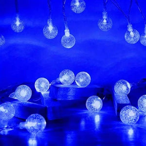 Guirlande lumineuse boule à bulles LED en variante bleue posée sur des blocs de bois