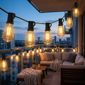 Guirlande guinguette allumée sur un balcon en ville à la tombée de la nuit