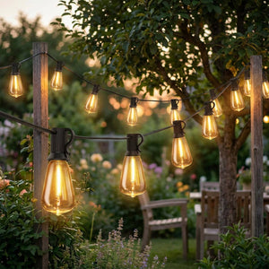 Guirlande guinguette aux ampoules vintage suspendue dans un jardin au crépuscule