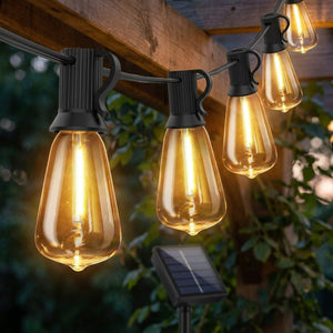 Gros plan des ampoules vintage à filament et du panneau solaire de la guirlande