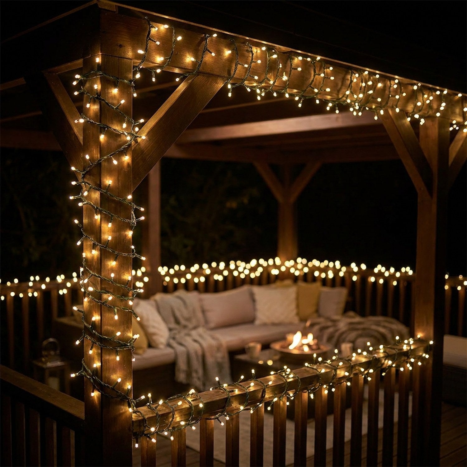 Guirlande lumineuse LED blanc chaud autour d'une pergola de terrasse le soir