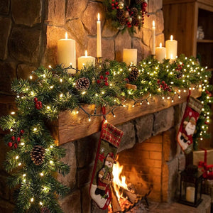 Guirlande lumineuse LED fil vert drapée sur une cheminée décorée pour Noël avec bougies et branches de pin
