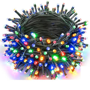 Guirlande lumineuse LED multicolore enroulée sur fil vert vue de près