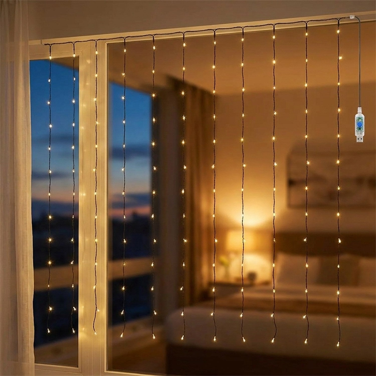 Guirlande lumineuse LED blanche chaude en rideau suspendue devant une fenêtre le soir