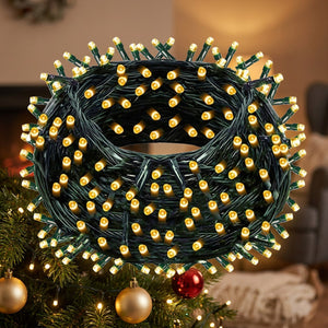 Guirlande lumineuse LED blanc chaud enroulée devant un sapin de Noël décoré
