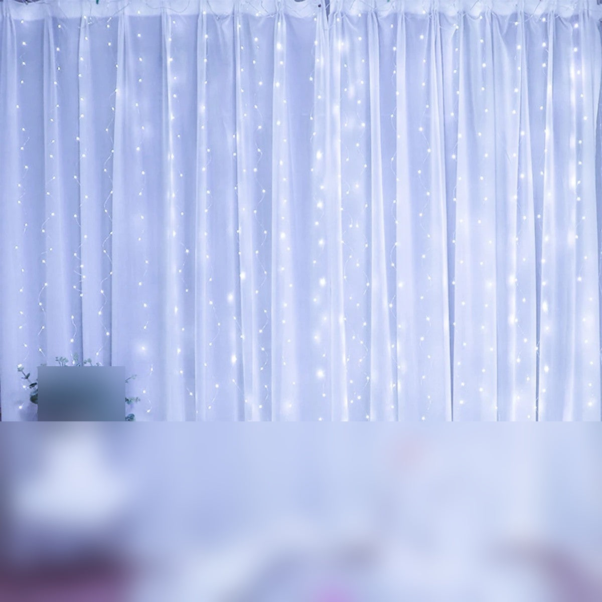 Guirlande lumineuse rideau blanc froid sur rideau blanc avec décoration