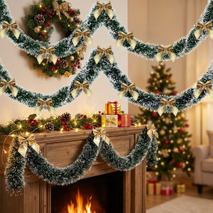 Guirlande de Noël tinsel vert givré avec nœuds dorés drapée sur une cheminée décorée