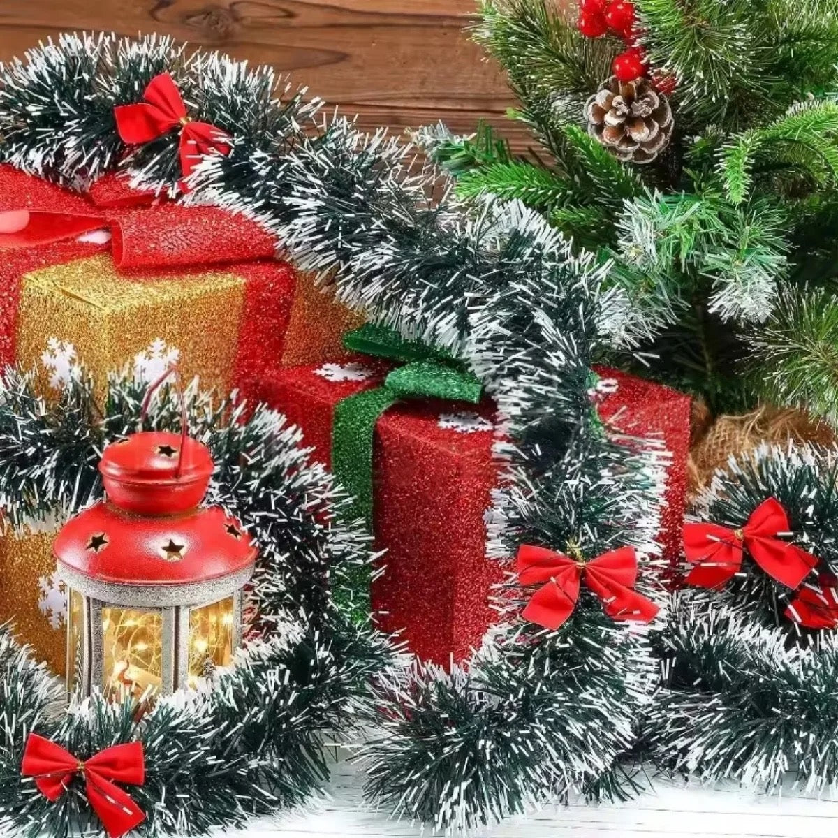 Guirlande tinsel givrée posée parmi des décorations de Noël et cadeaux