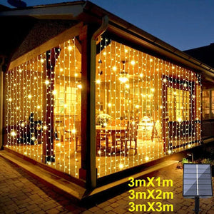 Guirlande rideau LED solaire lumière chaude installée sur une pergola extérieure avec panneau solaire visible