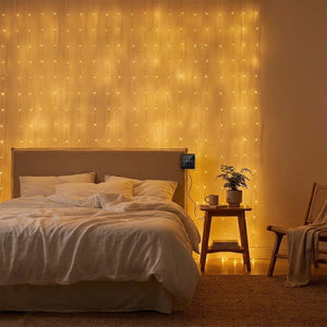 Guirlande rideau LED solaire dans une chambre moderne au-dessus du lit avec ambiance dorée chaleureuse