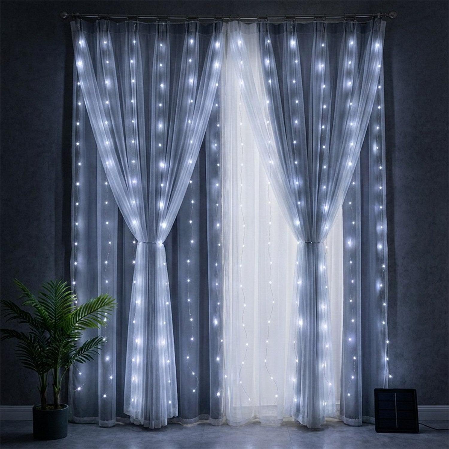 Guirlande rideau LED solaire lumière blanche froide suspendue sur rideaux gris en intérieur moderne