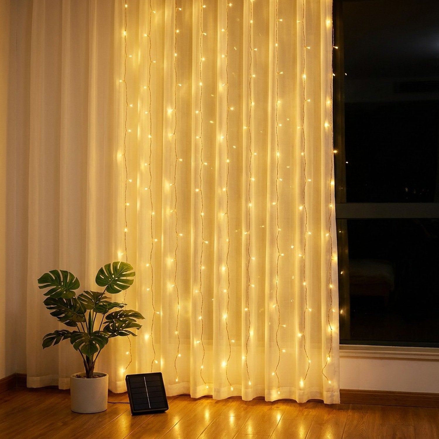 Guirlande rideau LED solaire lumière chaude dorée suspendue en intérieur avec plante et voilage