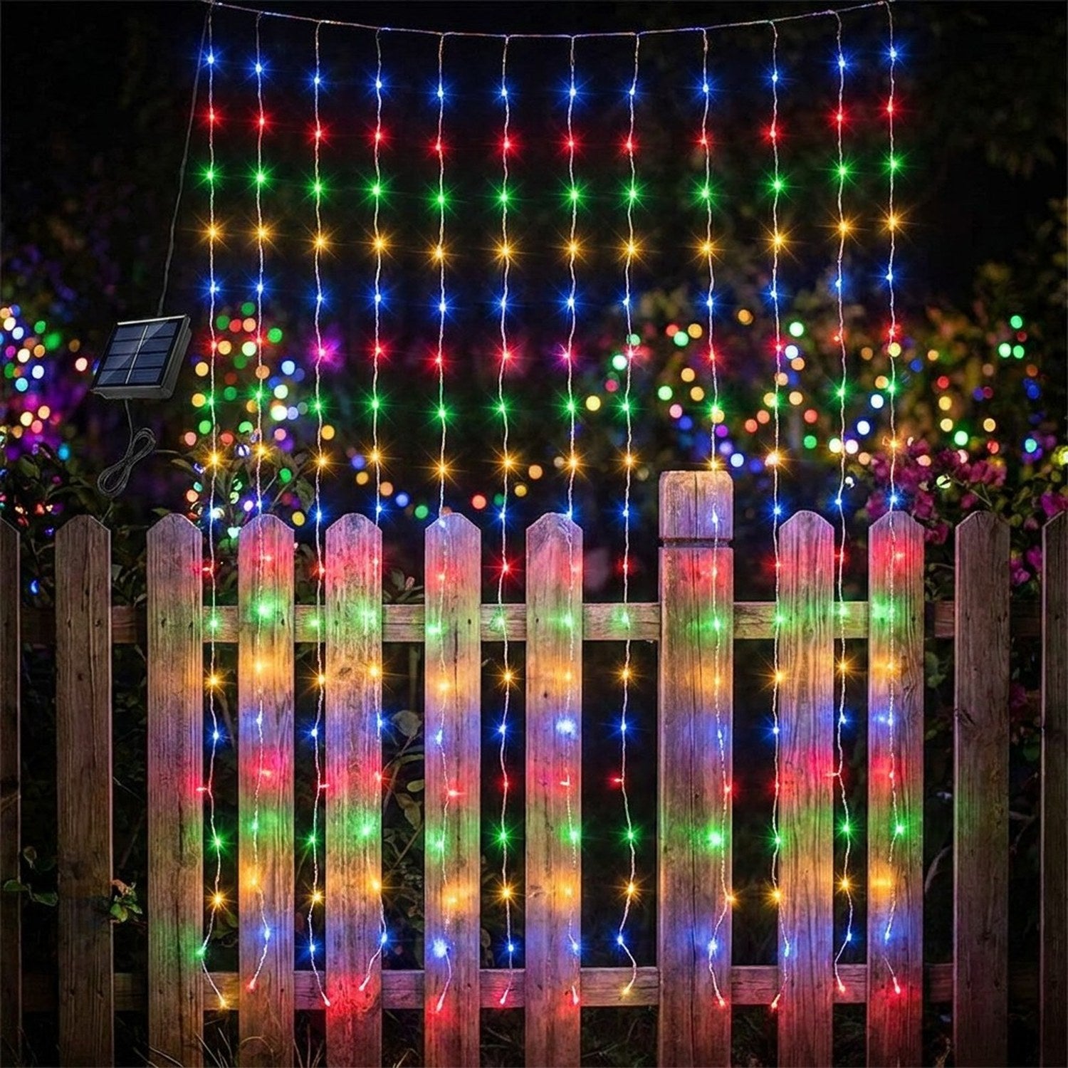 Guirlande rideau LED solaire lumière multicolore arc-en-ciel suspendue sur clôture de jardin la nuit