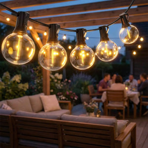 Guirlande solaire G40 LED sphérique IP65 allumée sur terrasse extérieure au coucher du soleil