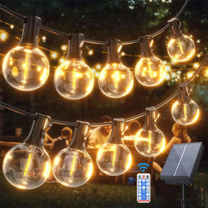 Guirlande solaire G40 ampoules LED sphériques sur terrasse avec panneau solaire et télécommande