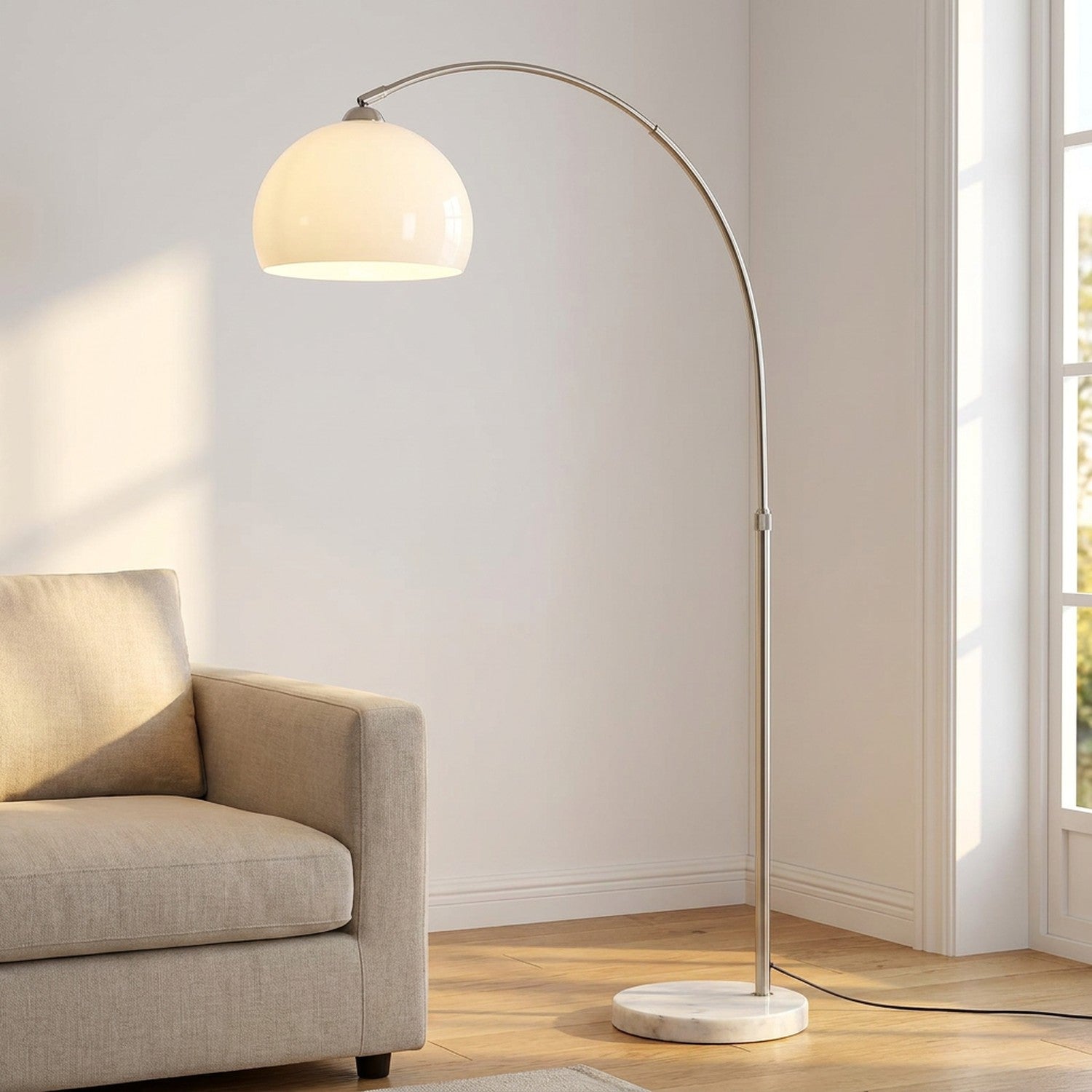 Lampadaire arceau blanc allumé salon scandinave
